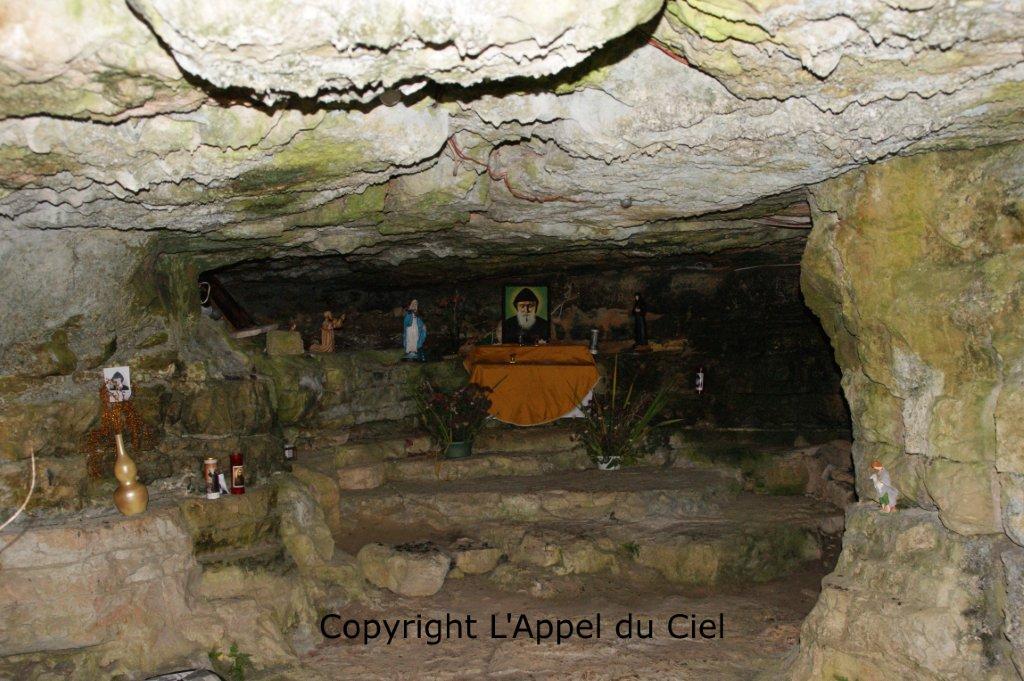 Baqa Kafra: Grotta dove San Charbel si ritirava a pregare da ragazzo, prima di entrare in convento. Qui scaturisce un' acqua miracolosa.